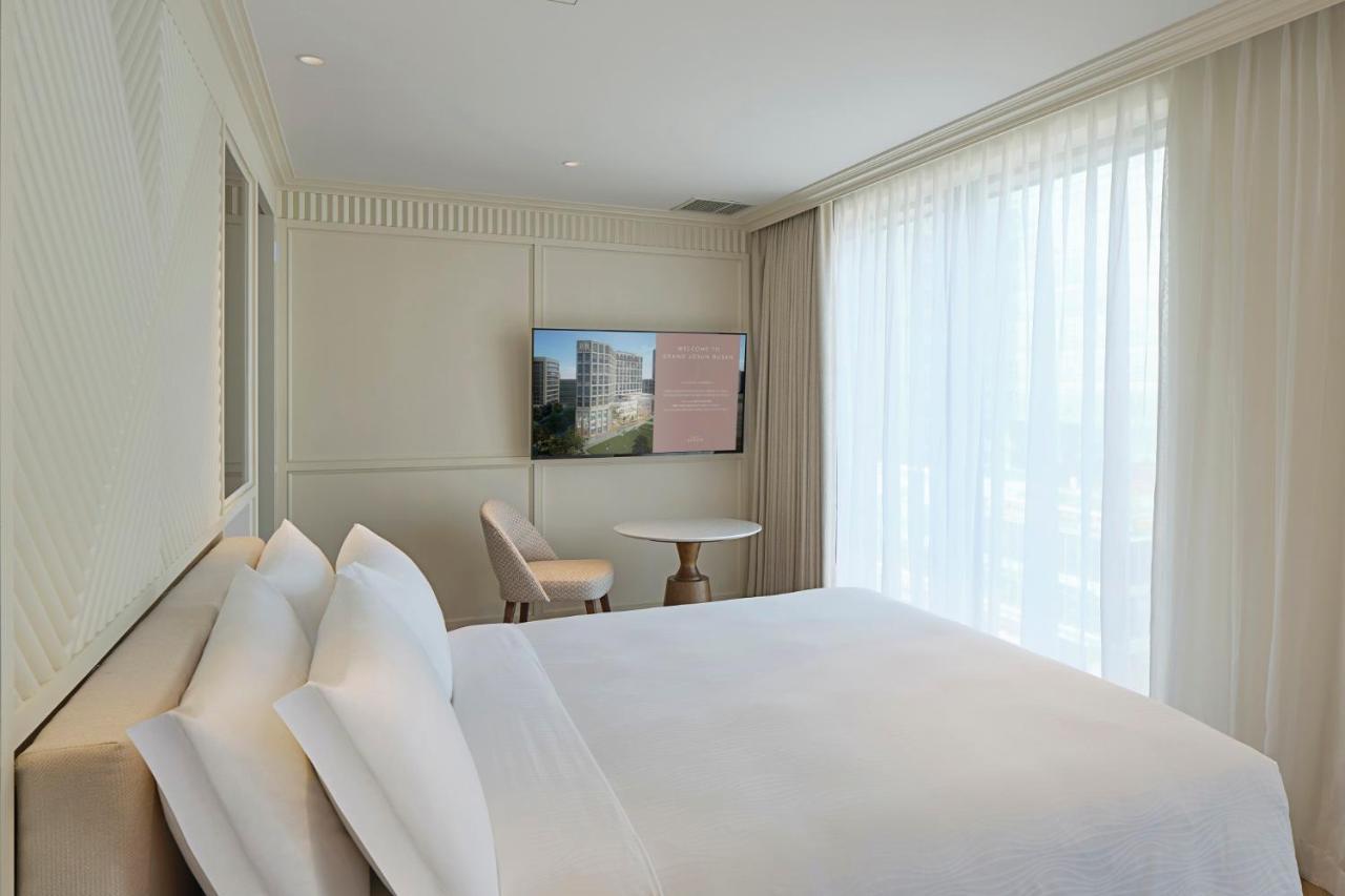 Grand Josun Busan Exterior foto A bedroom at the hotel